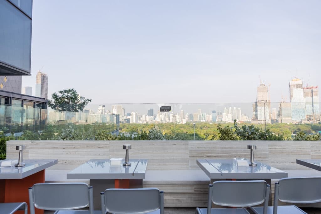 เซ้งธุรกิจบาร์ ดนตรีสด Rooftop ใจกลางสีลม ติด BTS และ MRT มีที่จอดรถกว่า 100 คัน