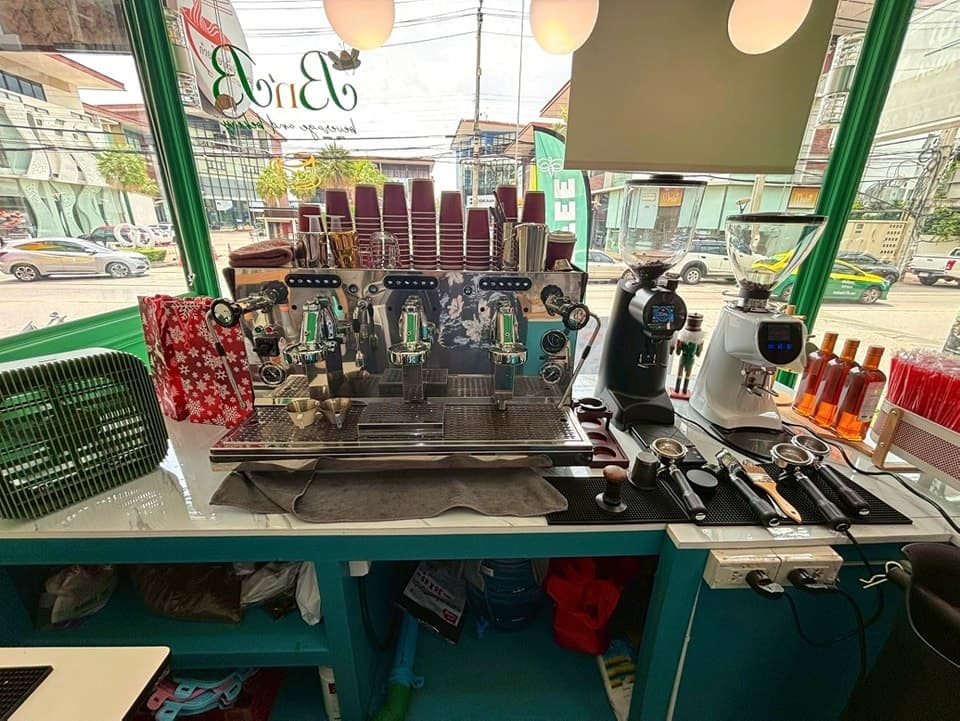 เซ้งร้านกาแฟ สไตล์อังกฤษ เมืองทองธานี ตรงข้ามกรมที่ดิน ติดถนนใหญ่ หมู่บ้านใหญ่ หอพักคอนโด