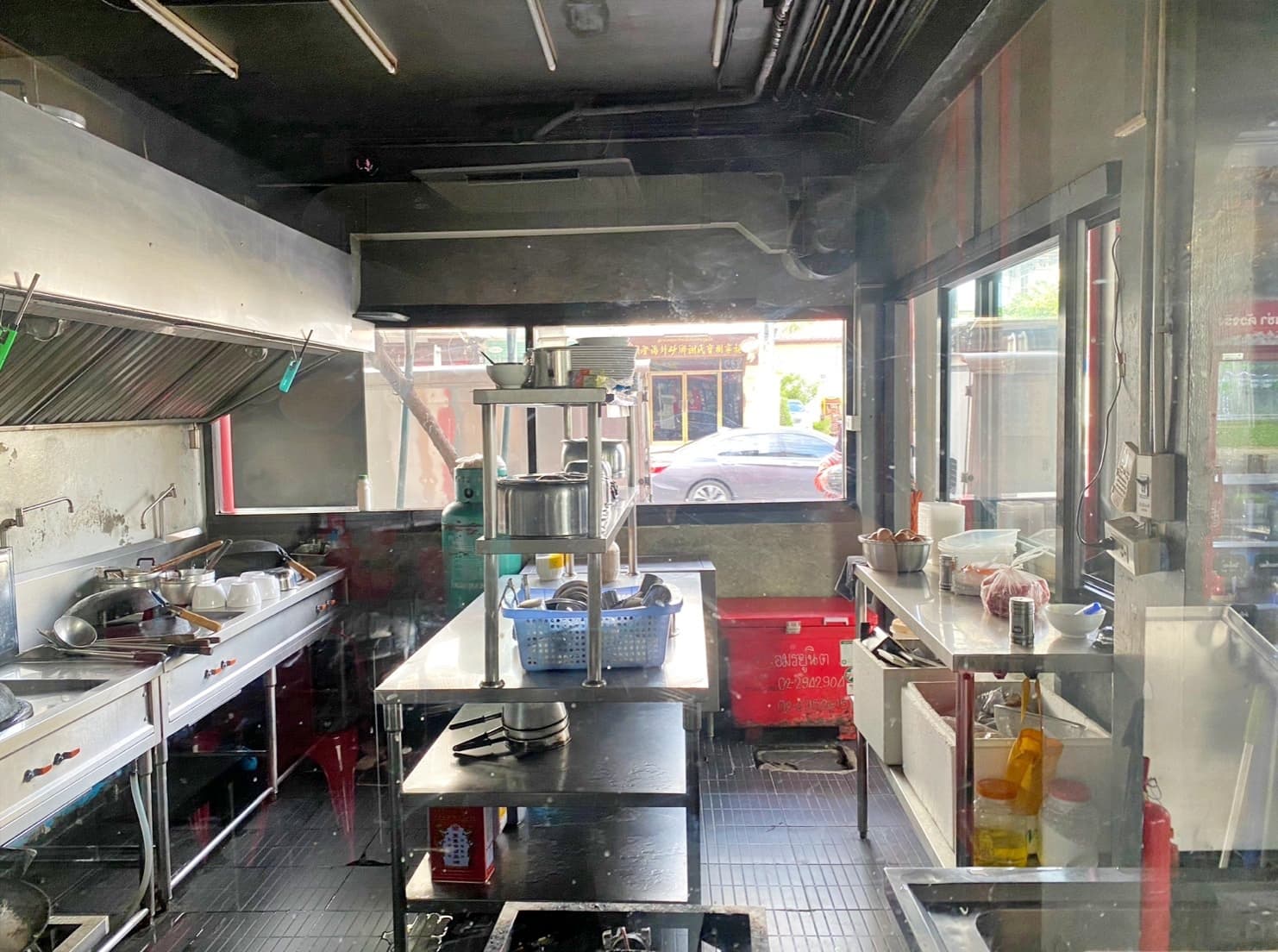 เซ้งร้านอาหาร ตึกหัวมุมสวยโดดเด่น ถนนจันทน์ ติดร้านดังหลายๆร้าน มีที่จอดรถข้างร้าน