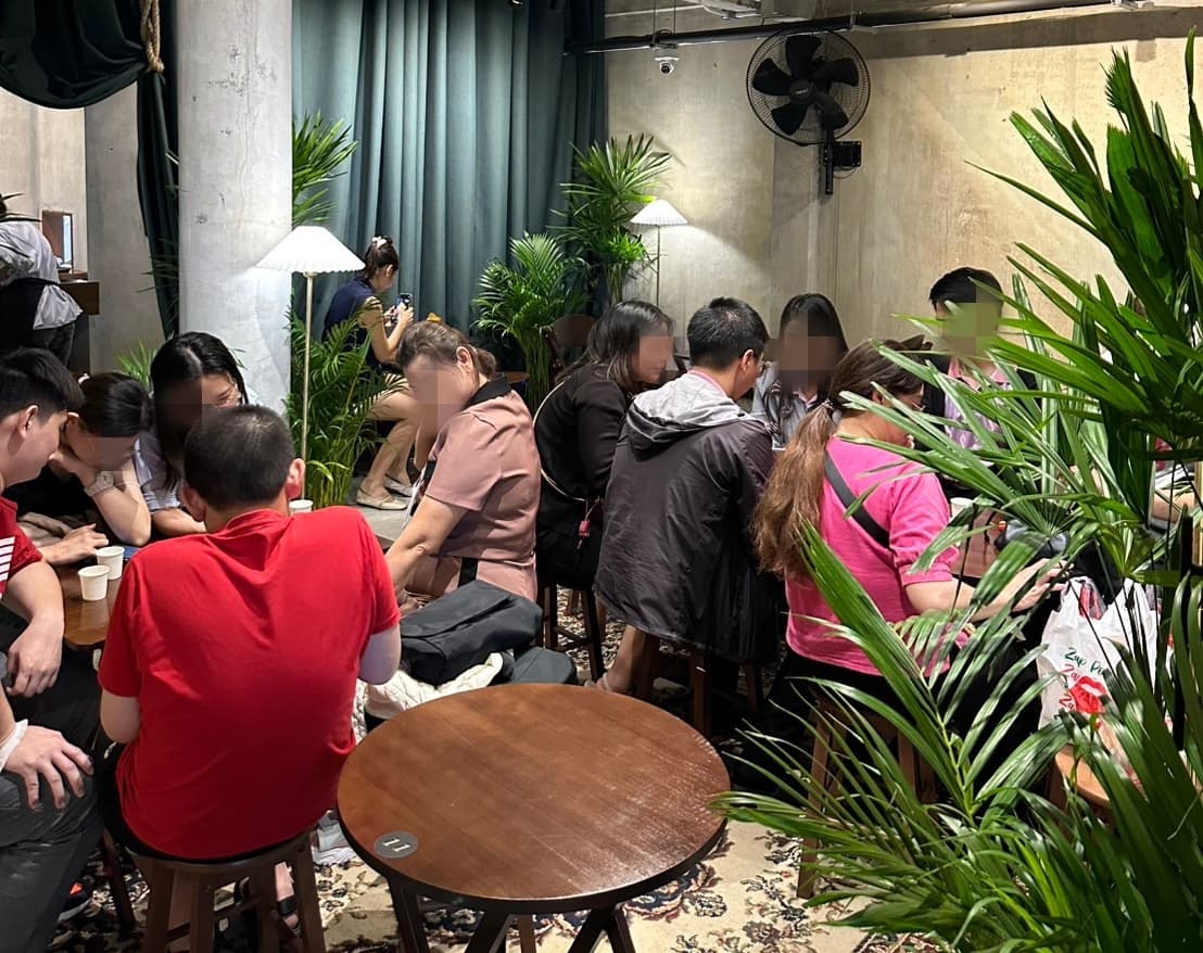 ปล่อยเซ้งร้าน ถนนบรรทัดทอง จุฬาซอย 5 เจ้าของตึกปล่อยเอง แยกนี้คนล้นจริงๆ ติดถนนคนเดิน ออกบูธขายเสื้อ