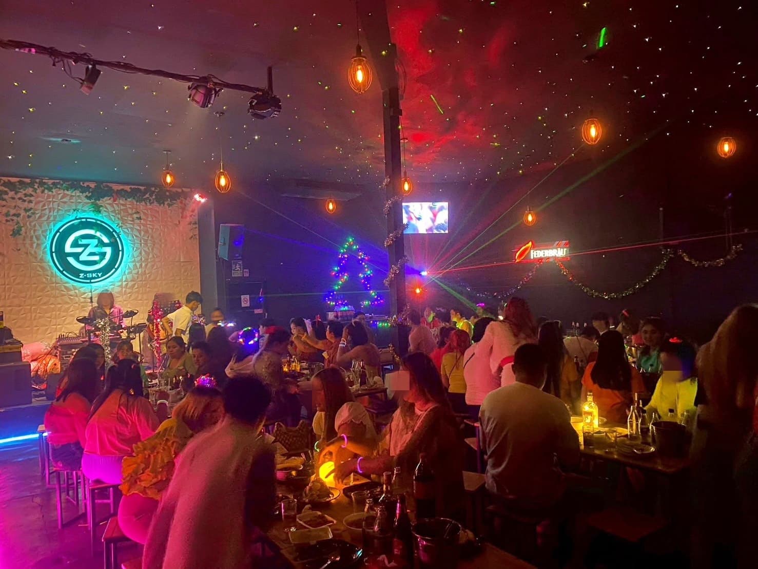 เซ้งร้านเหล้าหลังมหาลัยราชภัฏจันทรเกษม ซอยรัชดา 36 มีทีมงาน+เด็กเสริฟ+แม่ครัว ด่วนเดือนนี้ 400,000บ.