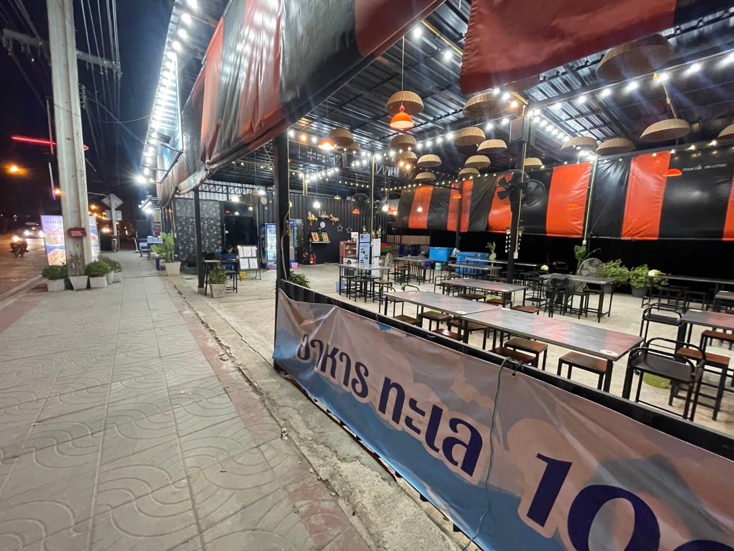 เซ้งด่วนร้านซีฟู๊ด ไทรน้อย นนทบุรี ติดถนนใหญ่ จอดรถหน้าร้านได้เลย มีลานจอด ให้โครงสร้าง