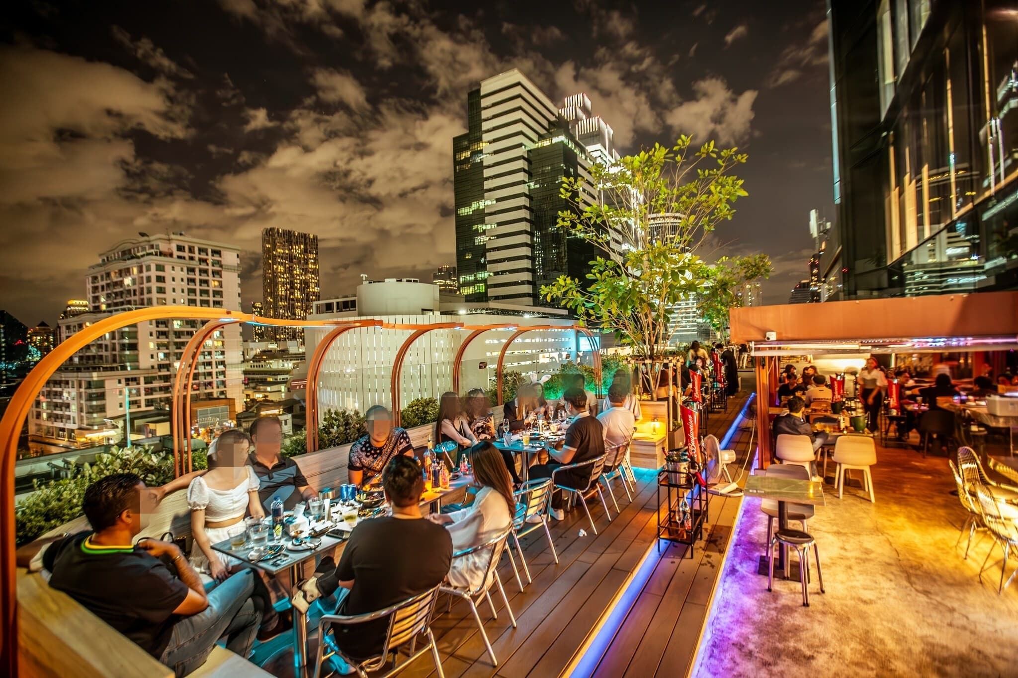 เซ้ง Pub & Rooftop Bar ใจกลางสีลม ติด BTS และ MRT มีที่จอดรถ