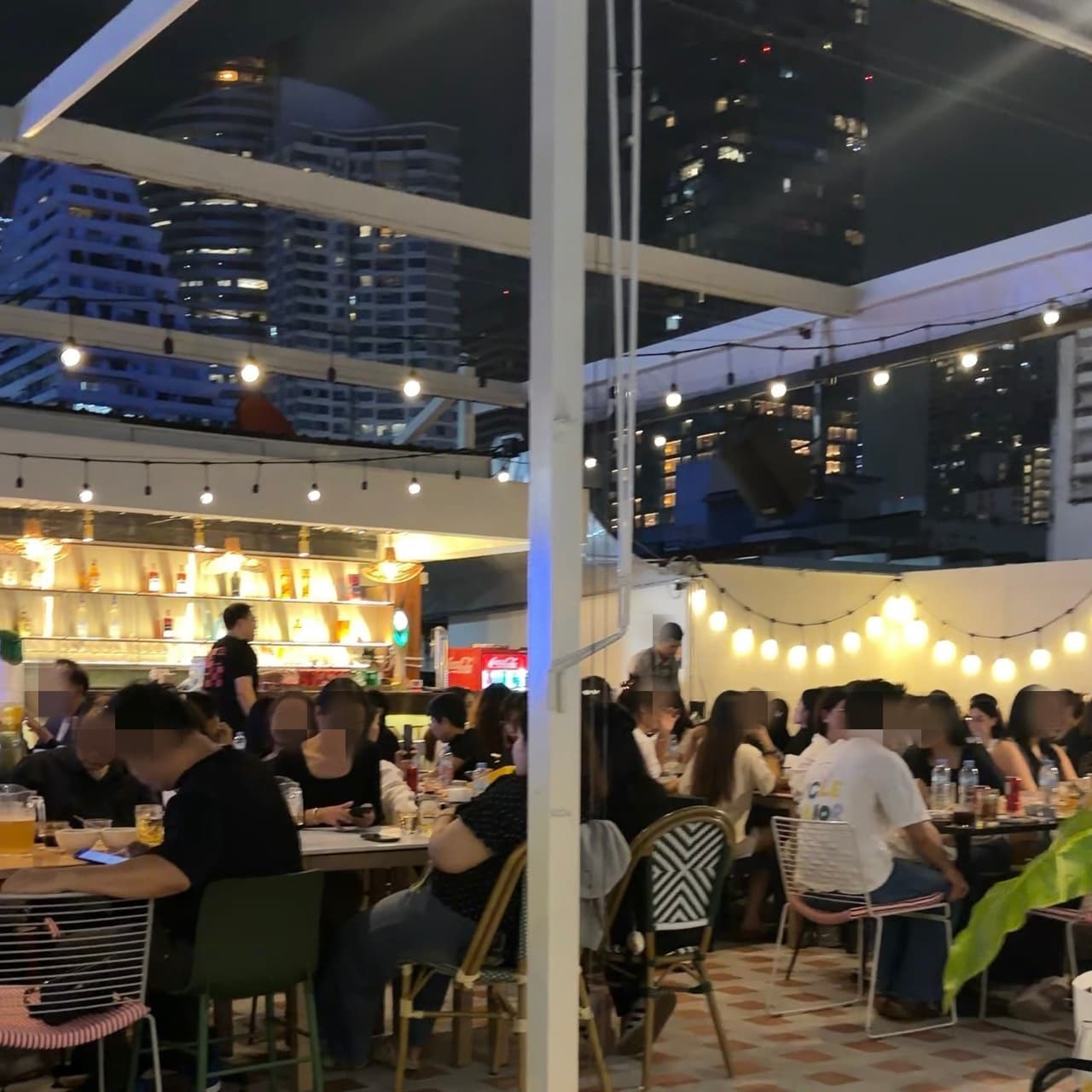 เซ้งร้านนั่งชิล ใจกลางสีลม วิวตึกมหานคร ติด BTS และ MRT มี Indoor และ Outdoor